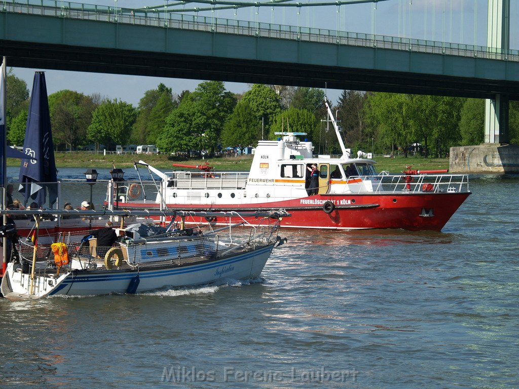 Motor Segelboot mit Motorschaden trieb gegen Alte Liebe bei Koeln Rodenkirchen P032.JPG